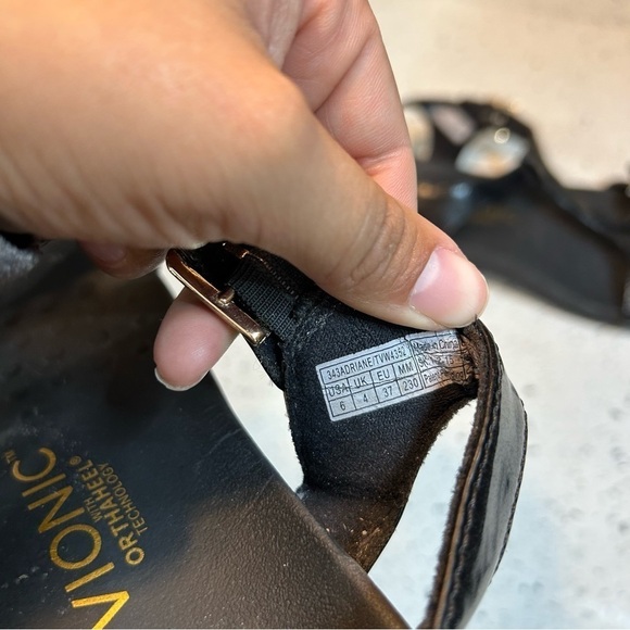 Vionic Adriane Patent Leather Buckle Strap Sandals Orthoheel​​​​ - Picture 6 of 8